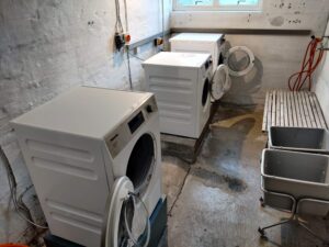 Vaskerum med Miele vaskemaskiner og tørretumbler.